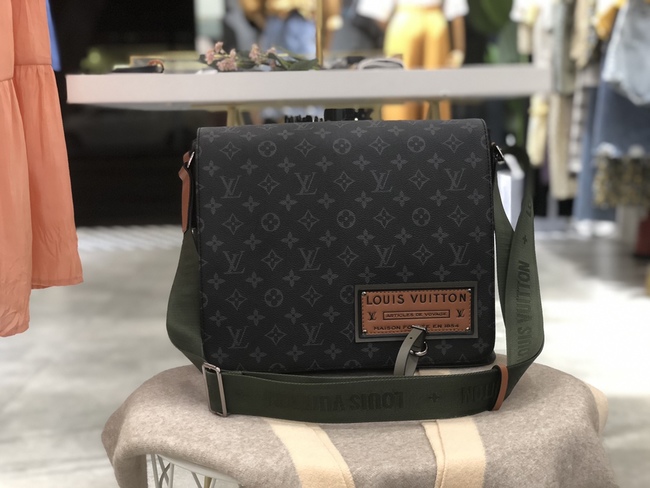 Louis Vuitton District Medium Tote Code: M30239