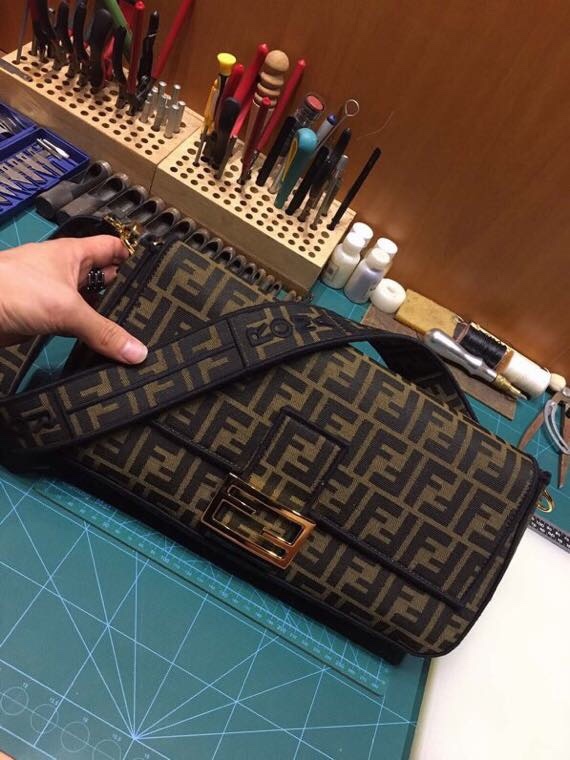 Fendi Baguette Ff Logo Crossbody Bag Code:7003