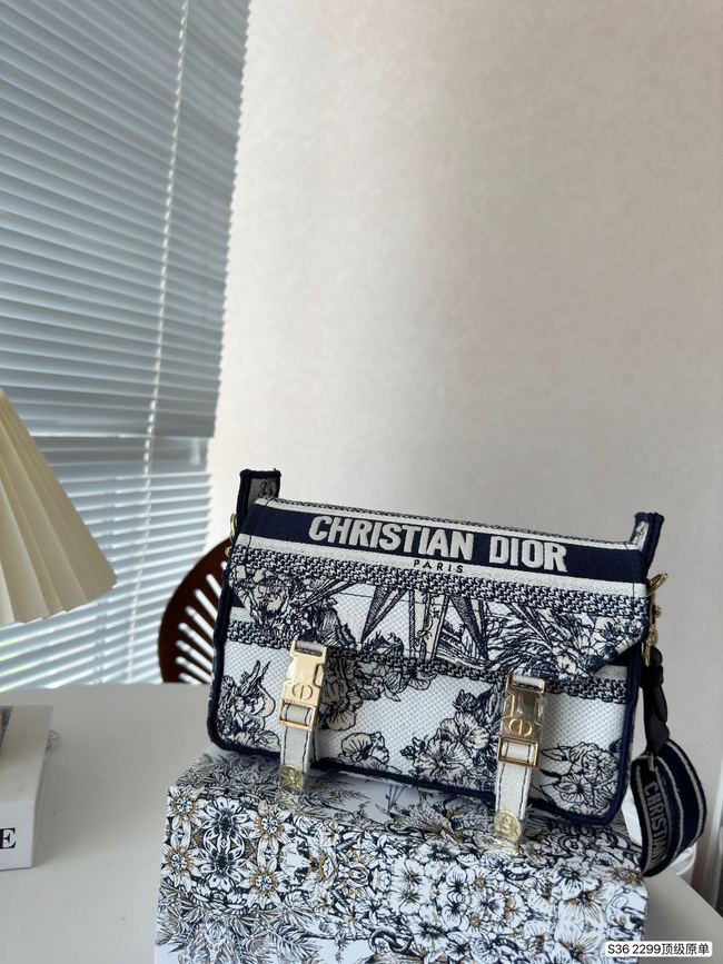 Dior Three-Dimensional Embroidery Messenger Bag Code:2299