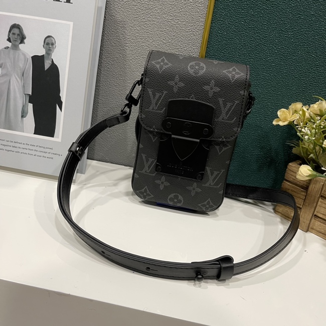 Louis Vuitton S-Lock Vertical Wearable Wallet Code: M81522/M81524