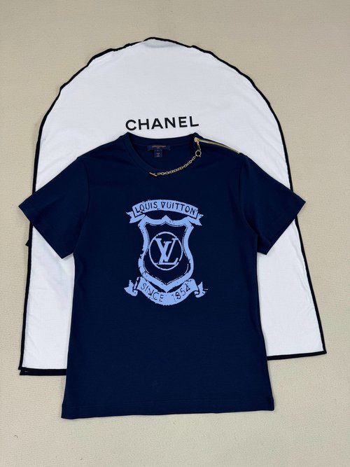 Louis Vuitton Detailed Short-Sleeve Shirt: Stylish Sophistication