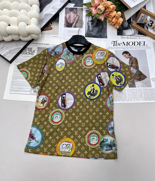 Louis Vuitton Customized Cotton T-Shirt with 3D Badge Print and Chain Design