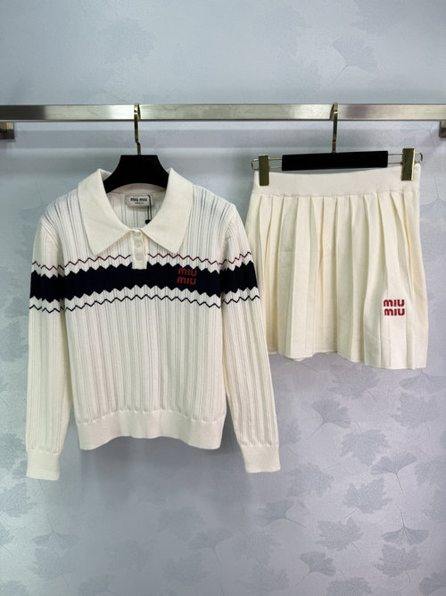 Miu Miu Customized Woolen Collared Long-Sleeve Pleated Skirt Suit with Hooked Logo