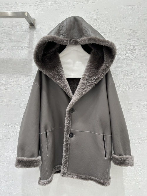 Max Mara Soft Imported Merino Fur Coat with a Versatile Double - wear Design