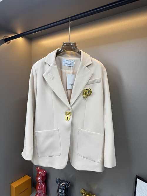 Schiaparelli Elegant Slim-Fit Suit Jacket with Gold Accents