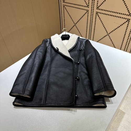 Max Mara Versatile Fur - lined Piece with Imported Turkish Merino