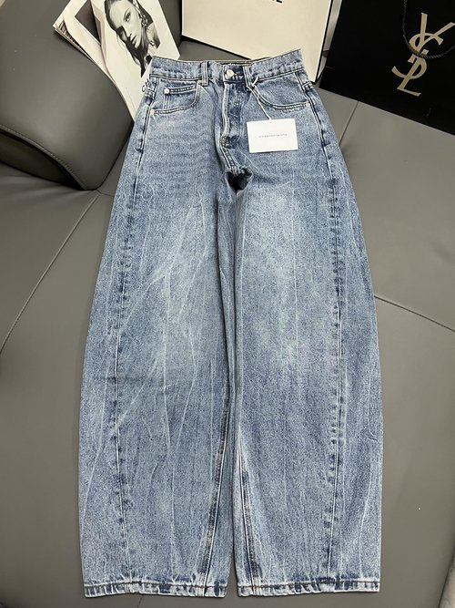 Alexander Wang Hot-Stamped Letter Jeans with Elegant Cut and Classic Color