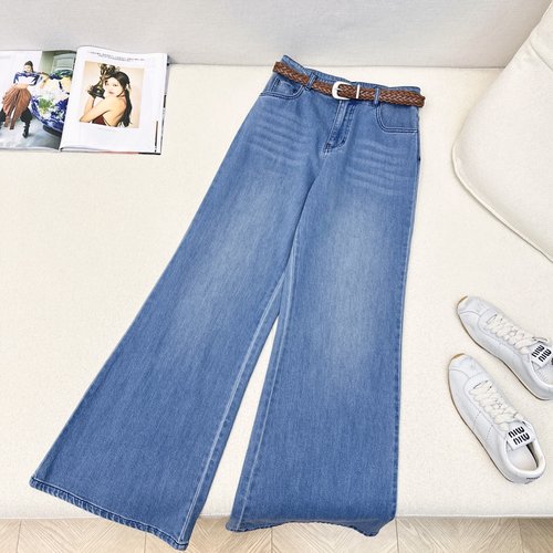 Loewe Stretchable Straight Jeans for Slimming and Long Leg Effect