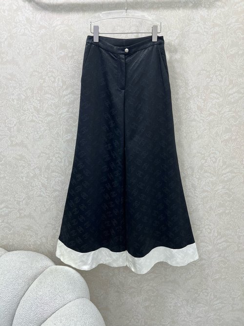 Chanel Chic 100% Silk Black - and - White Color - Blocked Flare Pants