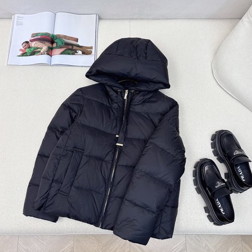 Max Mara Max Series Simple Short Hooded Down Jacket with Logo Emblem