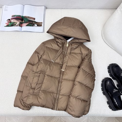 Max Mara Max Series Simple Short Hooded Down Jacket with Logo Emblem