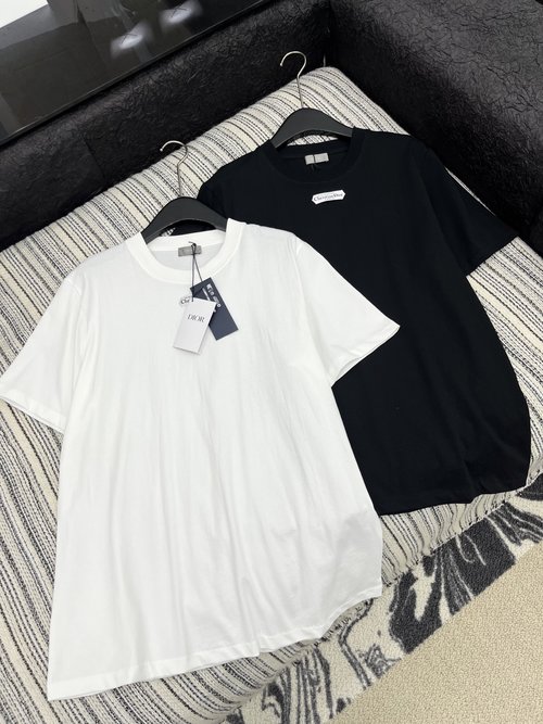 Dior Labeled T-Shirt with Refined Design, Slimming and Trendy for All Outfits