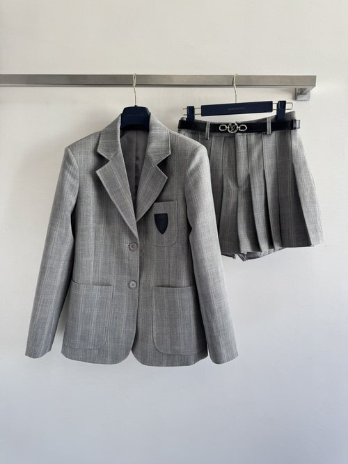 Louis Vuitton Stylish Suit Set with Logo and Pleated Skirt