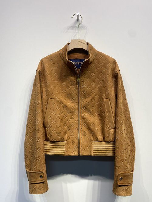 Louis Vuitton Chic Jacket Crafted from Imported Cowhide with Embossed Finish