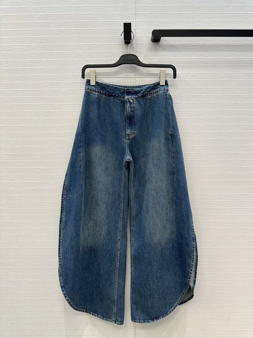 Alaia Bubble-Edge Washed Jeans for a Fashionable Look