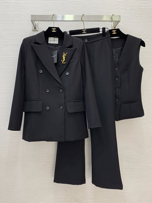 Yves Saint Laurent Fashionable Commuter Suit with Double-breasted Blazer