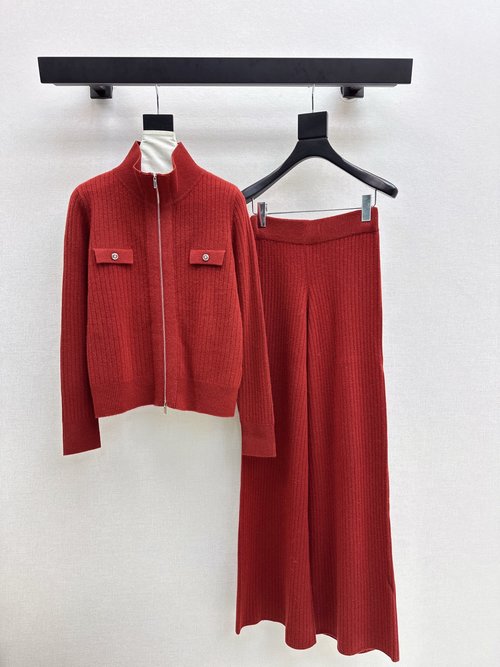 Loro Piana Exquisite Knit Suit with an Elegant and Refined Appearance