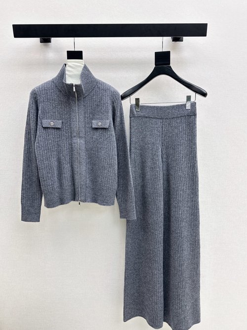 Loro Piana Exquisite Knit Suit with an Elegant and Refined Appearance