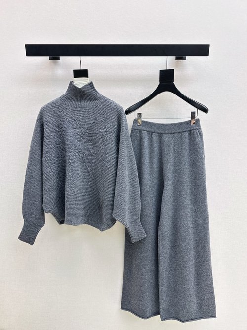 Hermes Relaxed Fit Wool Suit with 3D Flower Knit for Year-Round Sophistication