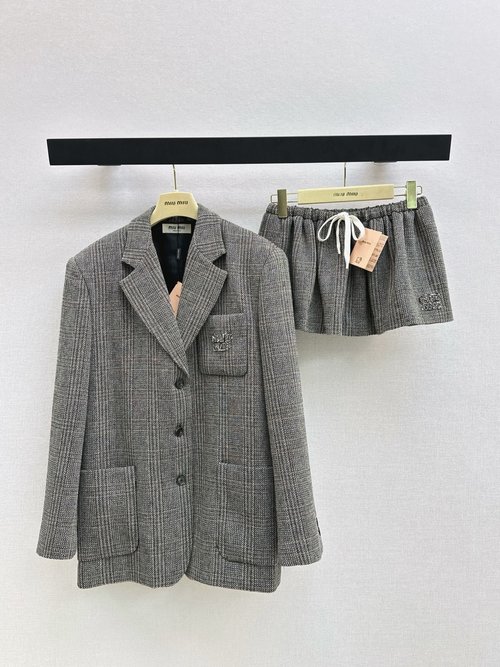 Miu Miu Miu College Style Wool Blazer with Classic Fit and Retro Lattice Pattern