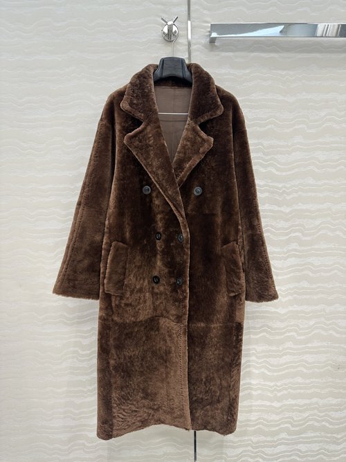 Max Mara Exclusive Premiere: Purebred Merino Fur Coat with Cowhide Accents