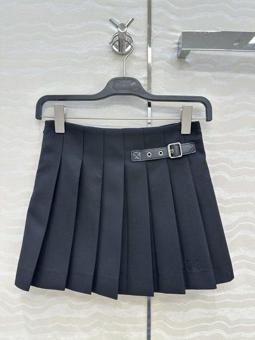 Loewe Exclusive Academy-Style Pleated Short Skirt