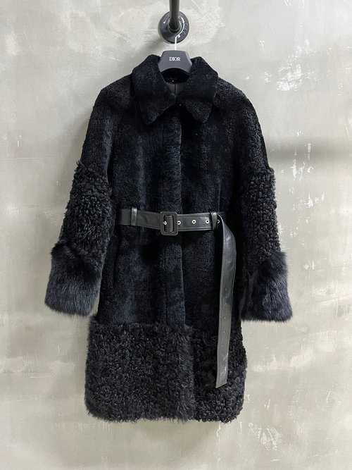 Chanel Versatile Stylish Sheepskin Fur One-Piece Outerwear