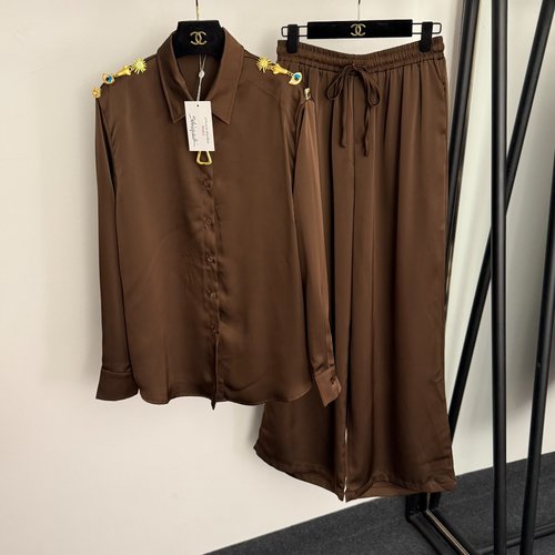 Schiaparelli Elegant Home-style Casual Suit with Special Shoulder and Door Buttons