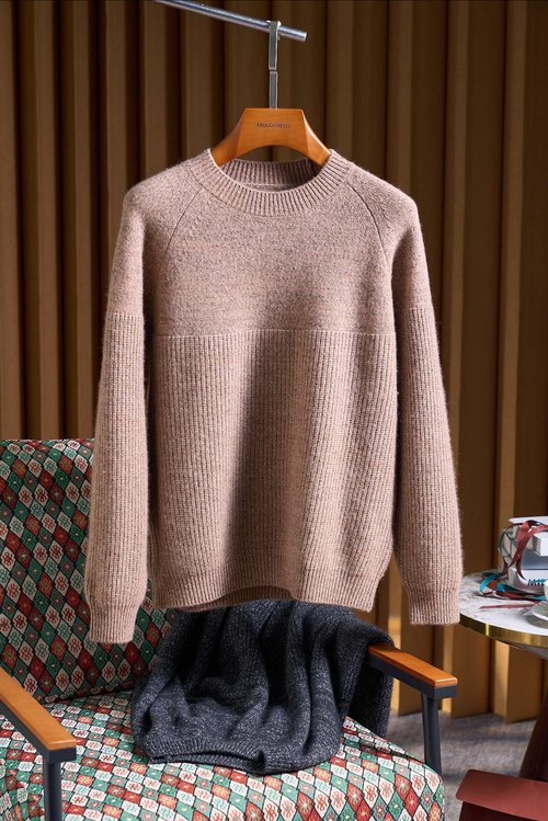 Brunello Cucinelli Warm and Stylish Cashmere Sweater with Saddle Shoulder