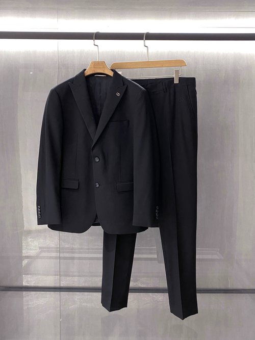 Dior Stylish Wool Suit with Designer Craftsmanship