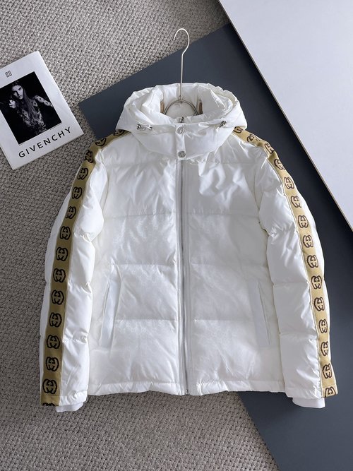 Gucci Premium 90% Down Jacket with Logo and Color Blend