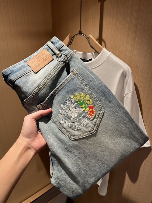 Burberry Classic Slim Straight Jeans with Logo Waistplate