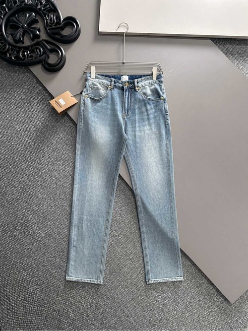 Burberry Returnable Jeans Suitable for Various Occasions