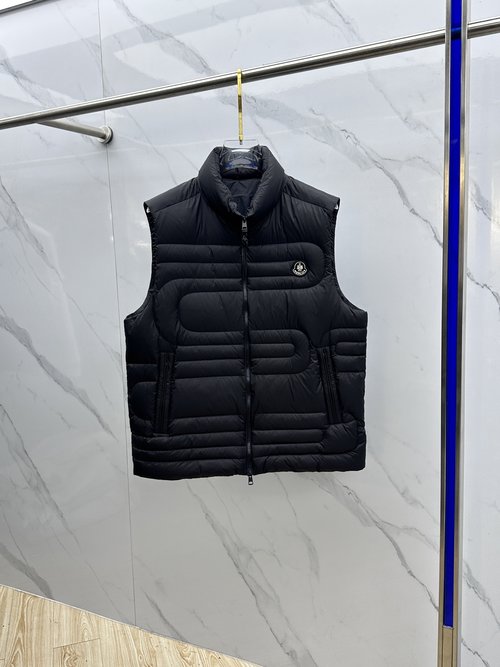 Moncler Fashionable Down Jacket with Logo Badge and Tailored Fit