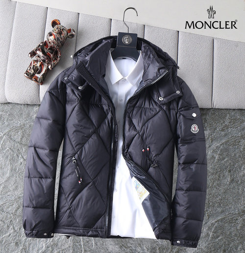 Moncler High - Quality Down Jacket with Classic Logo and Superior Warmth