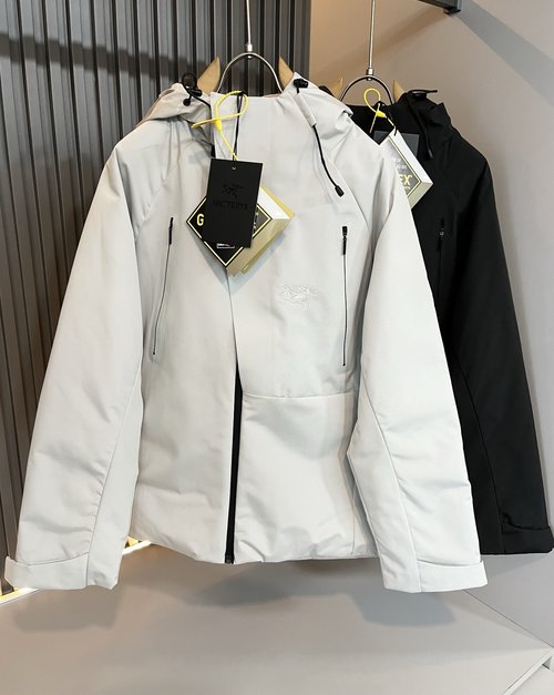 Canada Goose Jacket with Smooth Silk-filled Lining, Clean Design