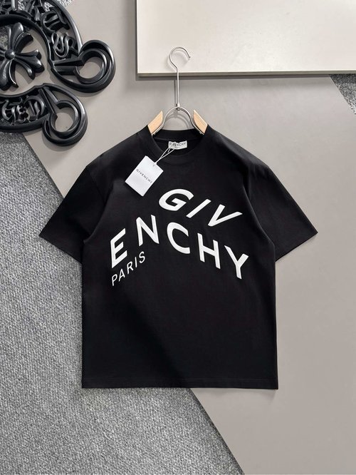 Givenchy New Short Sleeve Crew Neck T-Shirt in Black and White