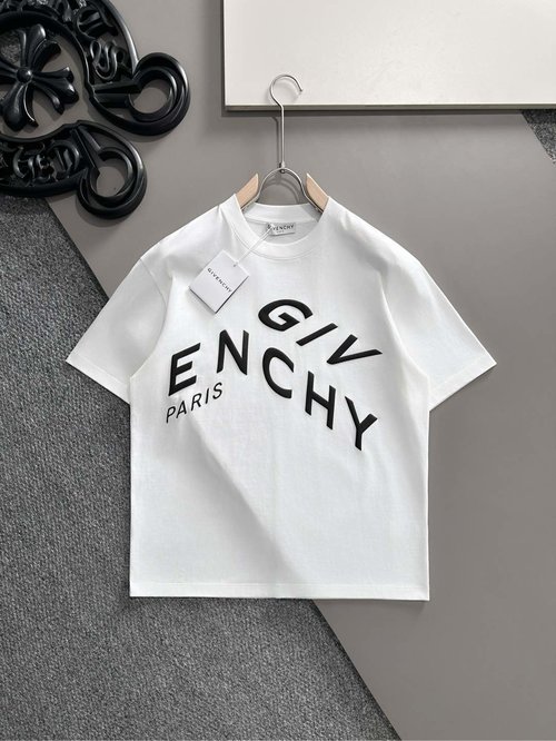Givenchy New Short Sleeve Crew Neck T-Shirt in Black and White