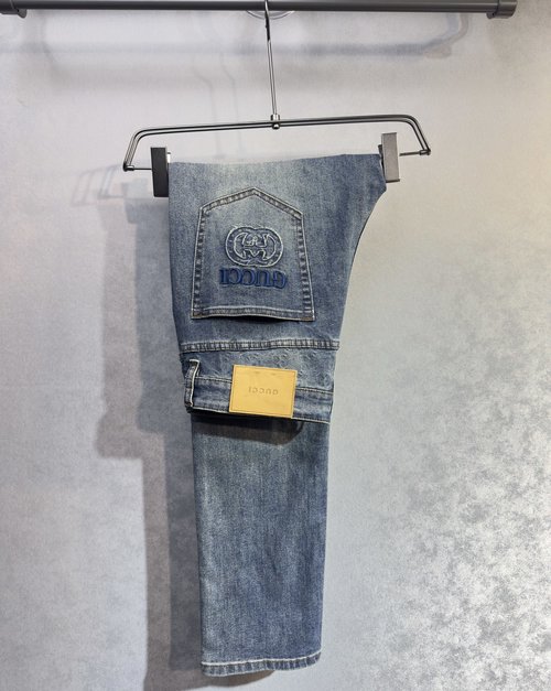 Gucci Comfortable Straight-Leg Jeans with Fine Tannin Fabric