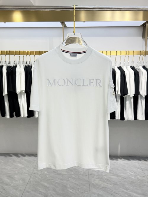 Moncler Bespoke Tee: Silky Smooth Cotton, Exquisite Craftsmanship