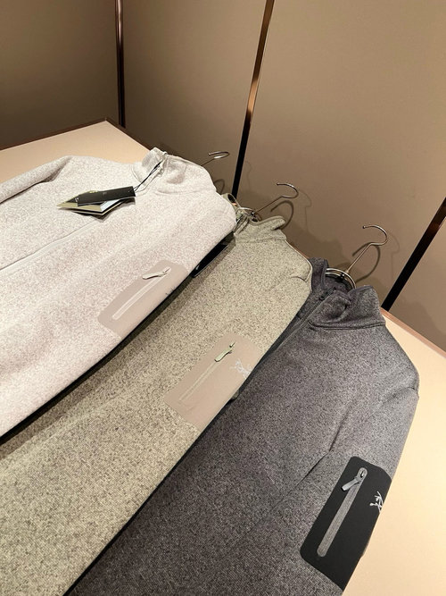 Canada Goose Soft and Smooth Quick-Drying Hoodie with Logo