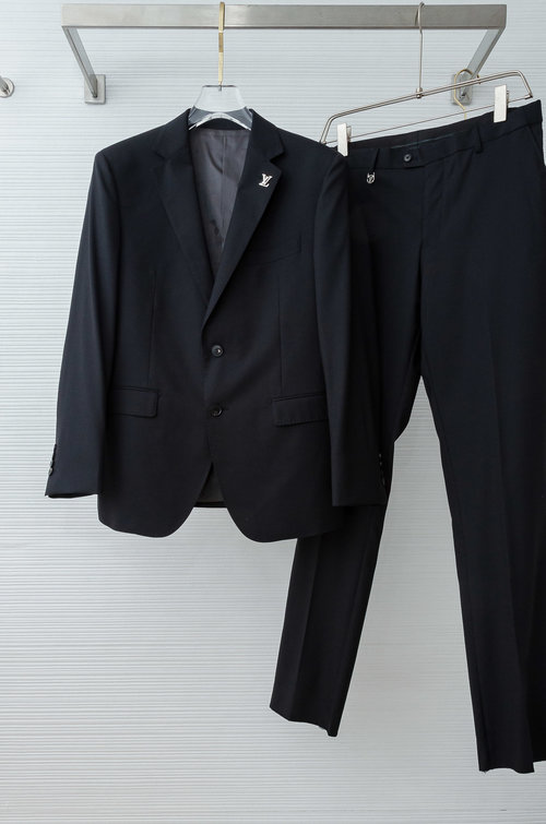 Loewe Luxurious Wool Blend Business Suit with Unique Texture