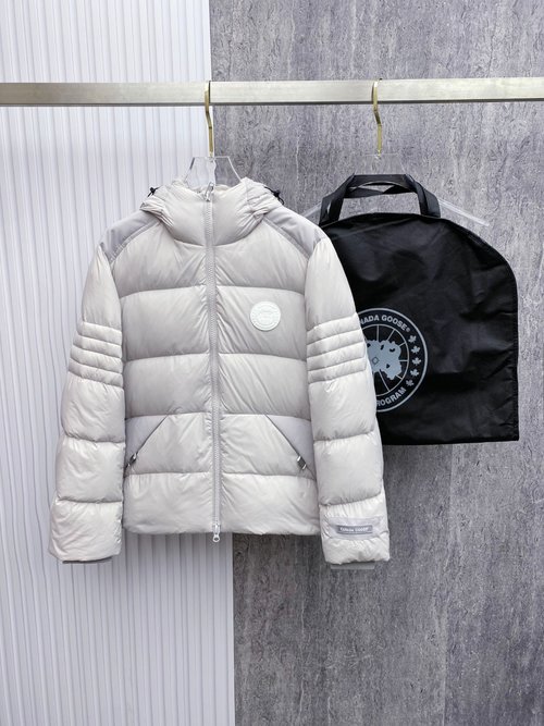 Canada Goose Fashionable Down Jacket with Logo, 90% Filling